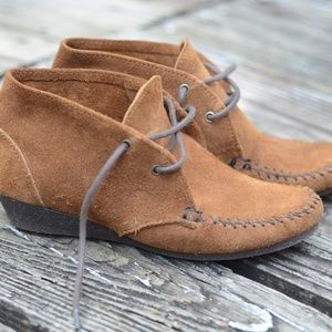 Minnetonka size 7 shoes